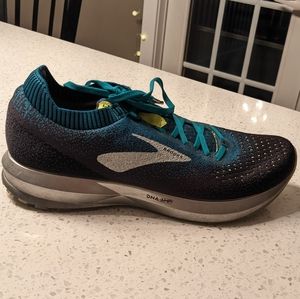 Brooks levitate 2 size 9.5 men's